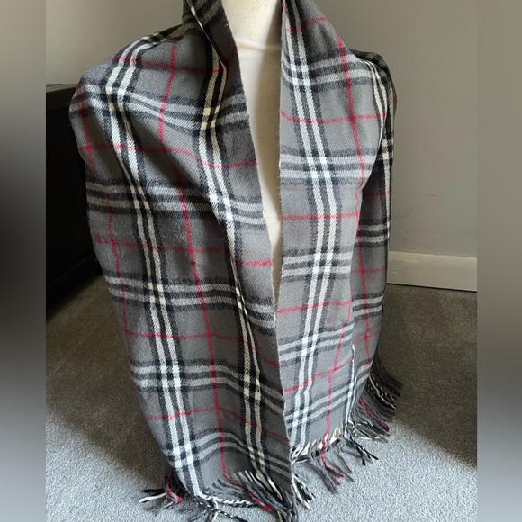 Authentic Burberrys vintage nova check grey scarf (WN13) - Picture 1 of 6